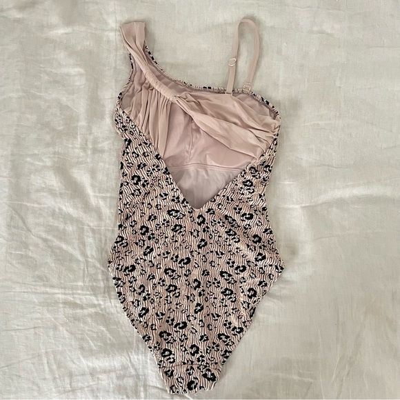 Time and Tru Women's Leopard Jacquard One-Piece Swimsuit - Picture 10 of 16